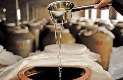 10塊錢(qián)的成本,到底能不能造出糧食酒?釀酒師傅:初心在就能造